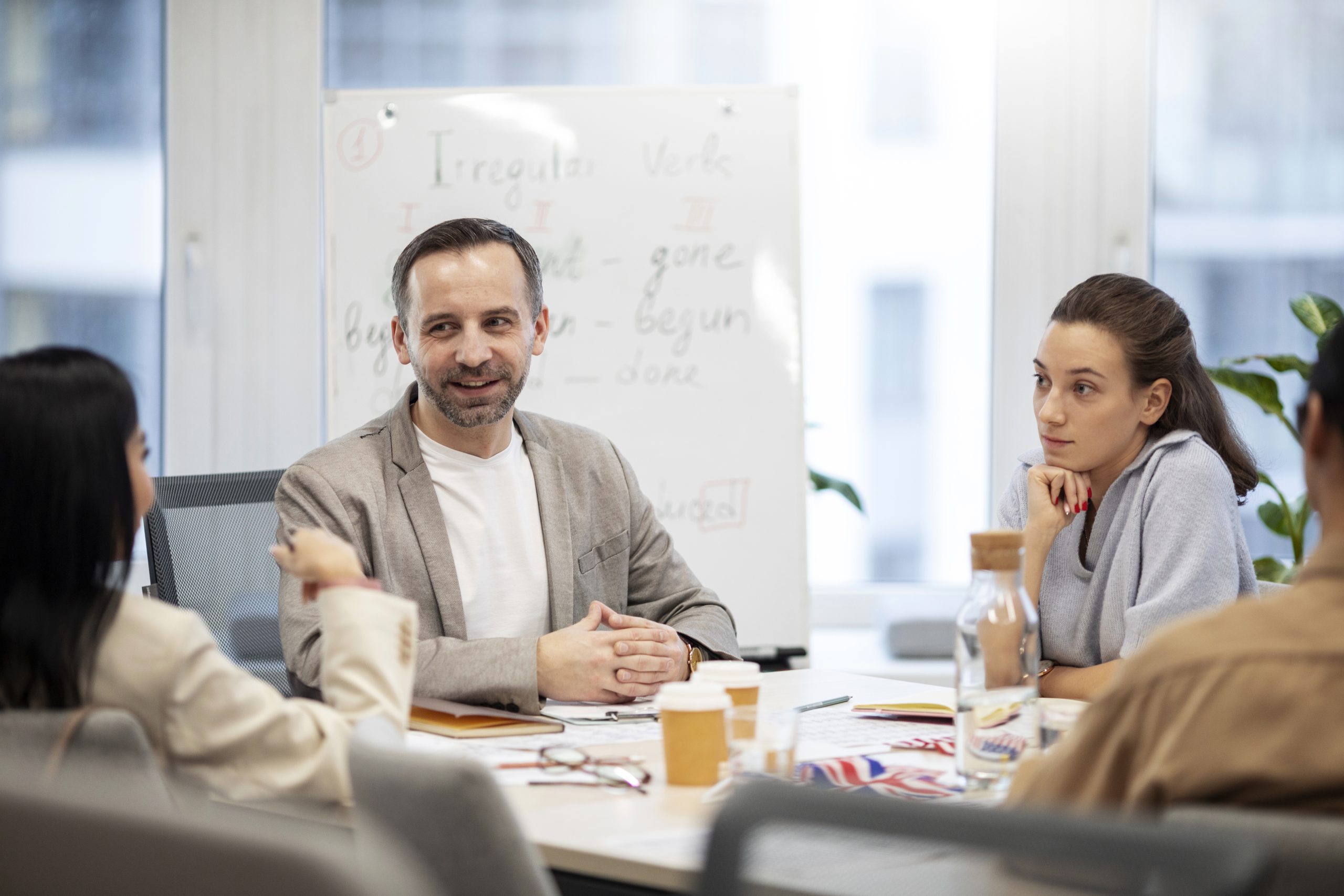 Sesión de Coaching Ejecutivo en Chile con un mentor guiando a un equipo de líderes.